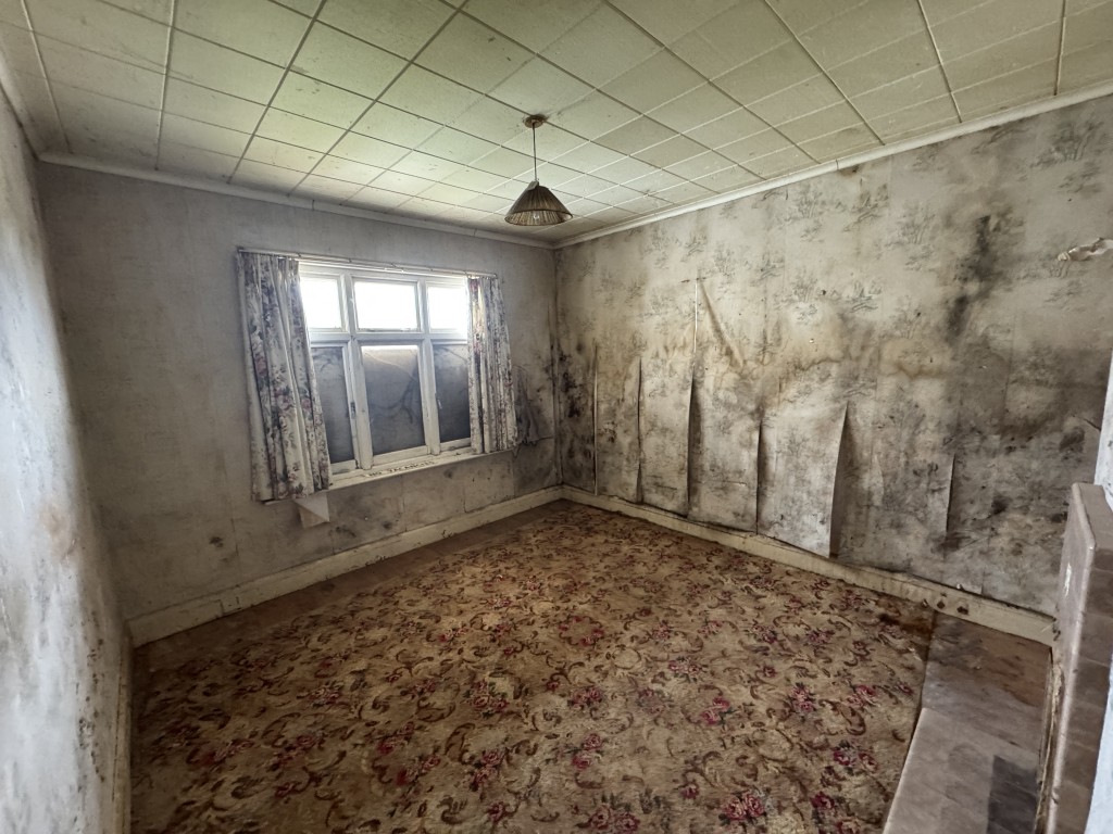 Lot: 141 - DETACHED BUNGALOW FOR IMPROVEMENT AND REPAIR - Dining room